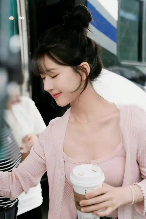 赵露思偷偷藏不住丸子头造型##赵露思偷偷藏不住蝴蝶结丸子头造型