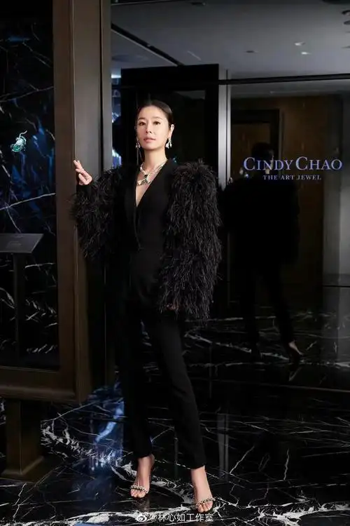 46岁林心如出席活动,黑色连体裤搭配高跟鞋,优雅又显气质