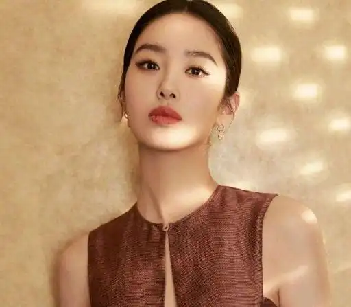 杨采钰被爆和陈金飞离婚,深夜男方和新干女儿摸脸拥抱举止亲昵|刘亦菲