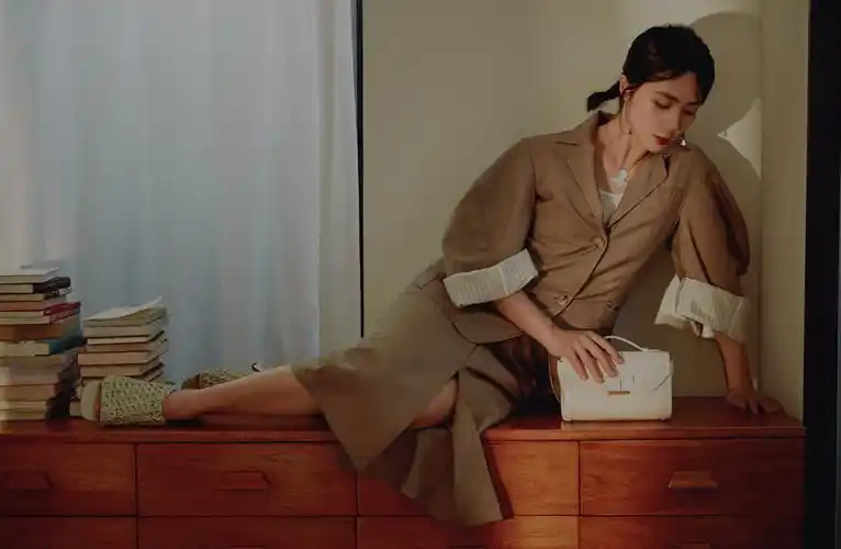 孙莉穿绣花衬衣享受秋日暖阳 老公黄磊执镜帮拍照