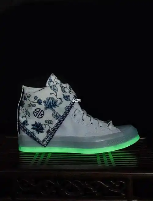 张艺兴联名20的匡威夜光青花瓷太太喜欢辣