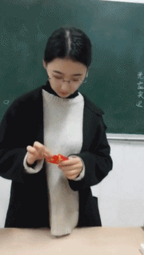 黑丝和课桌很搭哦一支穿云箭的动态图