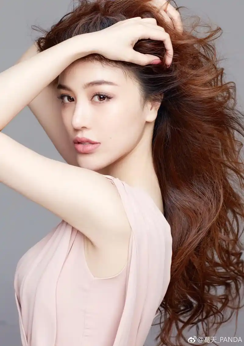 照片中,葛天身穿粉色深v裙装出镜,大秀傲人身材,笑容迷人.