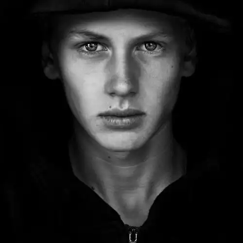 betina la plante:动人的黑白人像摄影