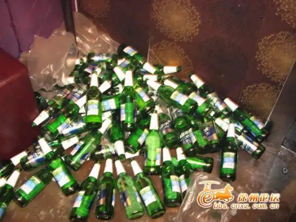 墙角堆满了酒瓶.