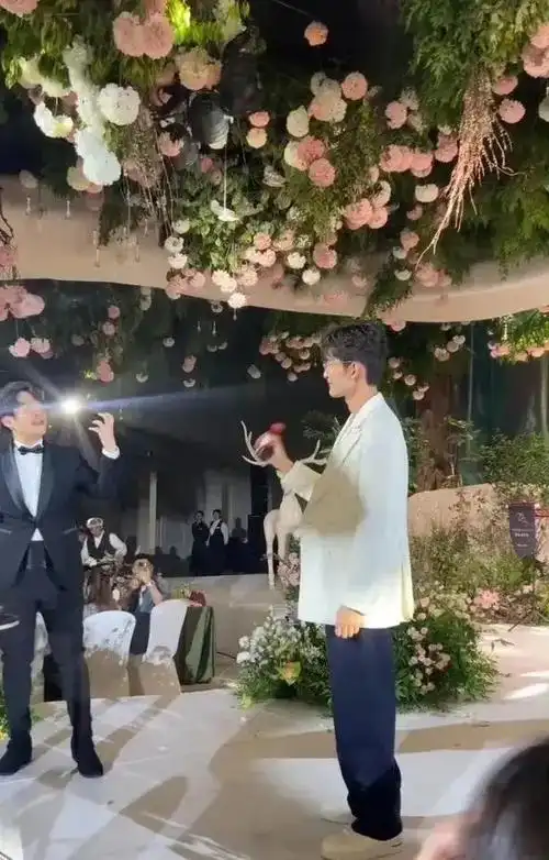 张翰参加好友婚礼主持人喊张翰上台互动非常配合没有明星架子