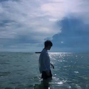 男生在海边的帅气背影侧脸头像