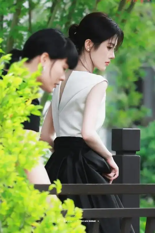 白色无袖黑裙造型温婉又有气质,你可以永远相信鞠婧祎的礼服造型每次