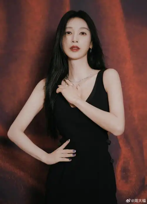 繁星点缀,嫣红如火,演员@张俪佩戴周大福天然钻石珠宝,同星辰坠落般