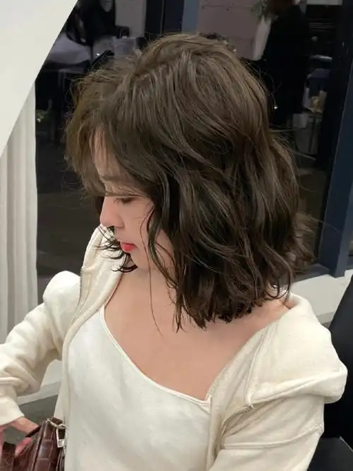 圆脸女生秋冬必备烫发法式慵懒卷