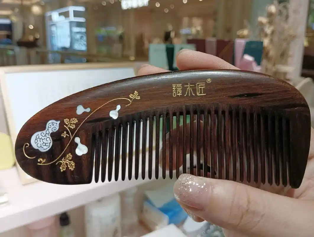 一把梳子用终身.谭木匠礼盒镶贝梳,(福在眼前)黑檀木,百年檀 - 抖音