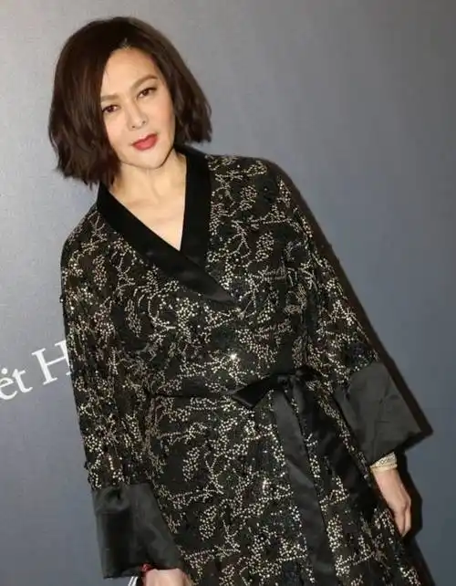 关之琳(rosamund kwan),1962年9月24日出生于香港,祖籍辽宁沈阳.