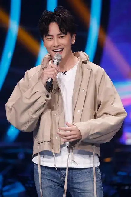 湖南卫视全民音乐综艺互动秀《嗨唱转起来》中,郑元畅空降长沙,与嗨唱