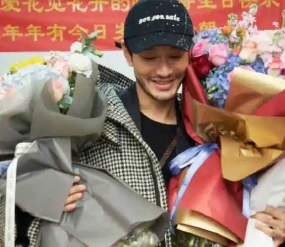 原创黄晓明43岁生日剧组拉横幅做豆腐蛋糕庆祝本人状态却显憔悴