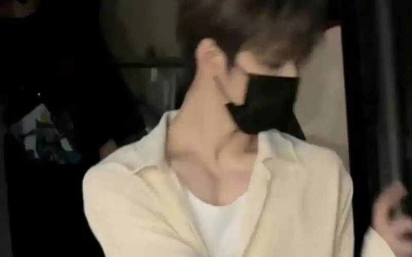 【刘耀文】下班的温柔大明星!锁骨!胸肌!