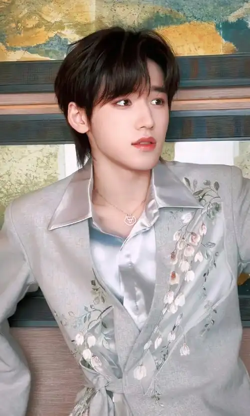 宋亚轩铃兰花刺绣西装