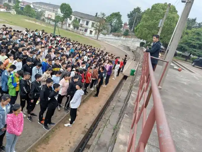 白水中学举行消防紧急疏散演练