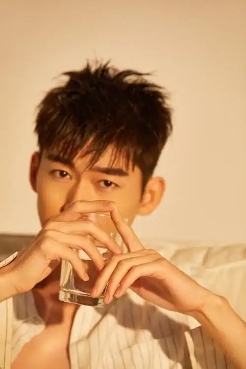 张翰密室写真大展熟男魅力 胸肌完美锁骨吸睛