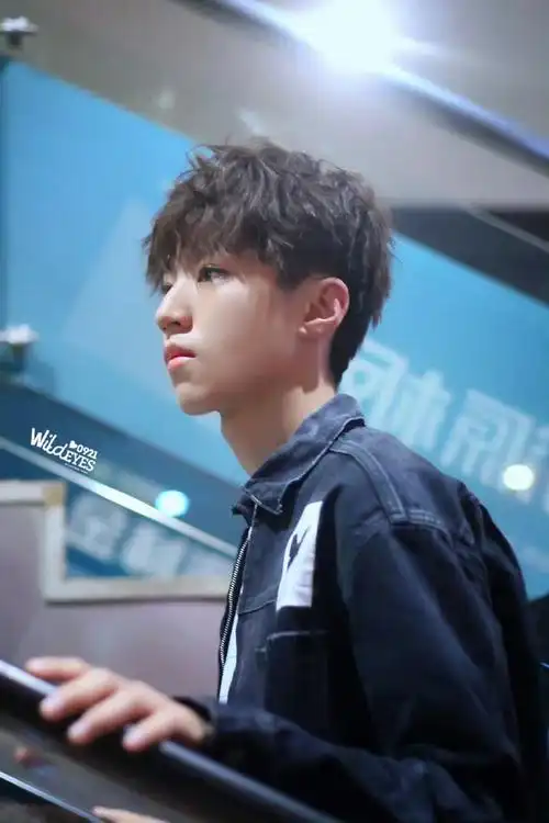 感觉王俊凯上一次弄卷毛发型已经是好久之前的事情了,不同造型不同