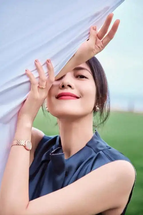 43岁高圆圆阿那亚拍写真,柔美清纯散发慵懒气质