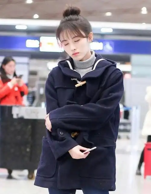 鞠婧祎气质真不弱,穿牛角大衣配牛仔裤走机场,扎高丸子头好俏皮