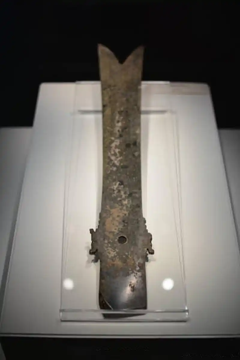 #文化西安# 玉牙璋 • 石峁文化 陕西省神木市石峁遗址出土 陕西#悦