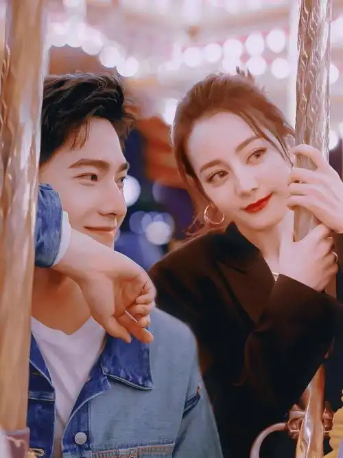 迪丽热巴和杨洋游乐场玩真的太甜了