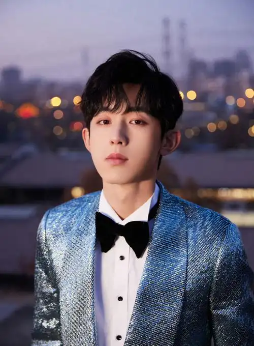 郭俊辰解锁新色系西装#今是帅气的小王子郭俊辰,蓝色星河西装优雅