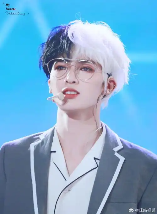 眼妆点缀得@theo-朱正廷楚楚动人,又奶又帅气,亮亮的眼睛戳中了心窝