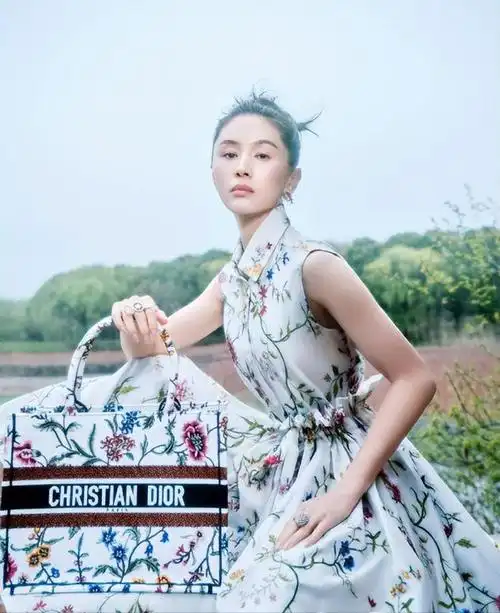 穿搭小技巧:时尚设计更加分穿搭优点:别出心裁,时尚感强王子文穿的这