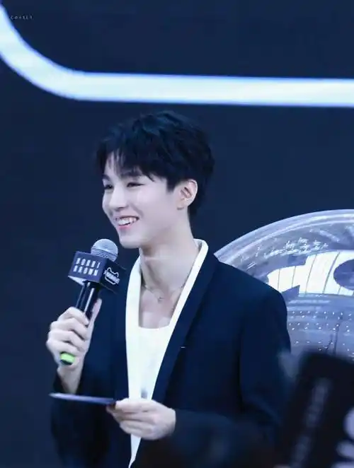 王俊凯工作室拍摄公式照的无用瞬间,还不如品牌方的随机抓拍_照片