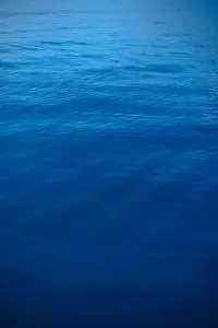 蓝色湖泊水图片-蓝色湖泊水素材-蓝色湖泊水插画-摄图新视界