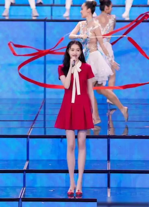 关晓彤亮相五四晚会高清镜头下暴露大长腿这腿型真实存在吗