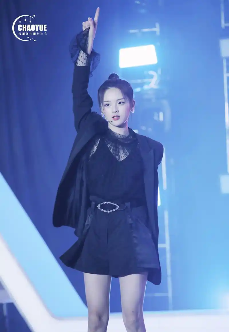 杨超越是前段时间很火的网综《创造101》最后成团11人之一,以耿直著称