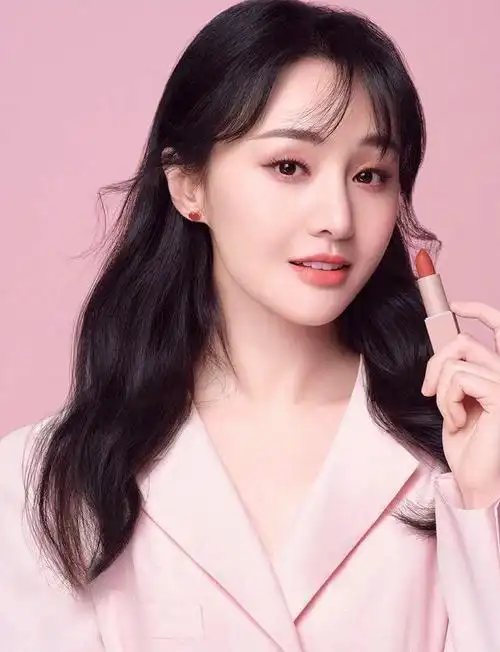 29岁也能大胆尝试各种可能郑爽扎脏辫带黑玛瑙耳环甜美又个性