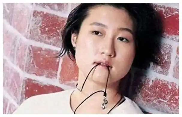 成龙大哥和吴绮莉妈妈之间的情感纠葛,让她的生长之路如同走在针尖上