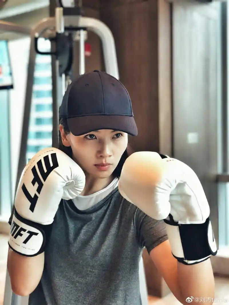 刘涛身材体重120斤,波波头短发搭配卡其色look套装,显瘦又时髦