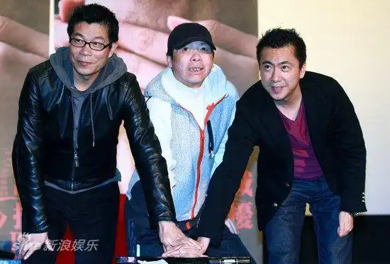 图文:《非2》发布会-王中军冯小刚王中磊按印