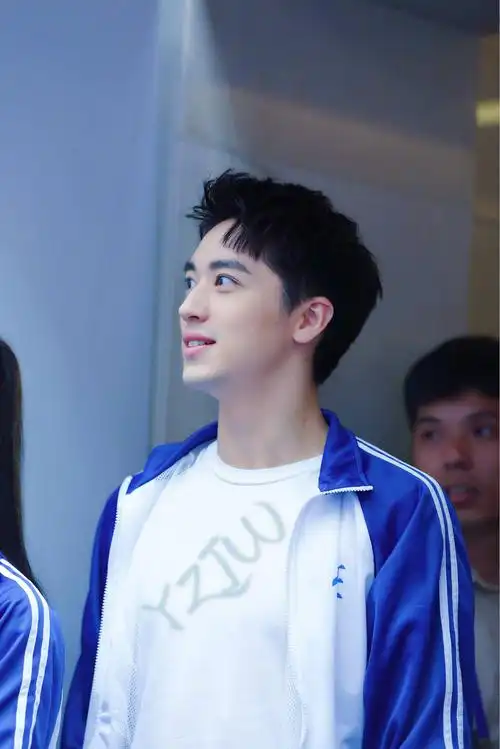 许魏洲蓝白校服再现满屏的青春活力