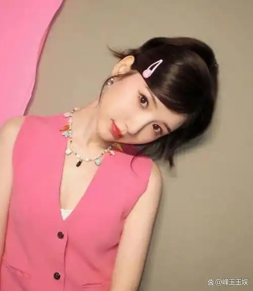 她化身为现实生活中的"芭比娃娃",展现出她苗条的身材和迷人的气