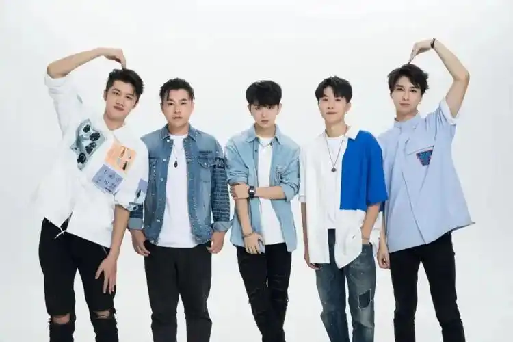 10月18日我们的乐队节目总冠军tarzan泰山乐队在泰山西湖倾情演唱