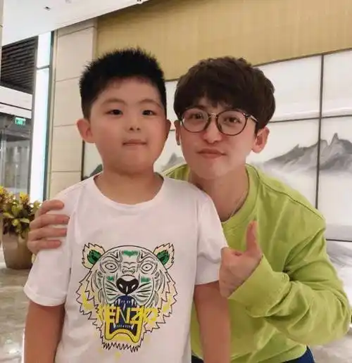 作为浙江卫视的年轻导演,姚译添的长相很出众,这款卷毛的造型还令他