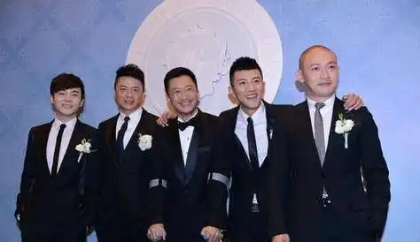 谢楠说自己吴京的伴郎团里有段奕宏,段奕宏是一个特别搞笑幽默的人