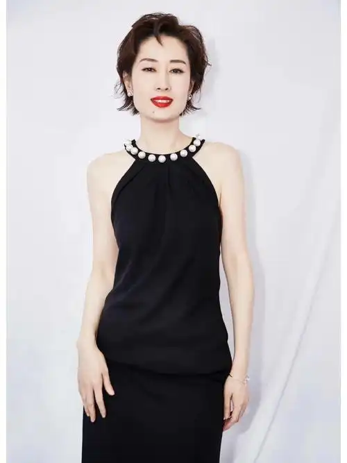 中温婉端庄的静妃等经典角色让刘敏涛声名鹊起,一曲"红色高跟鞋"更是