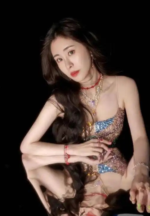 张碧晨穿吊带,没想到地板反光,一不小心看到了她很不一般的身材