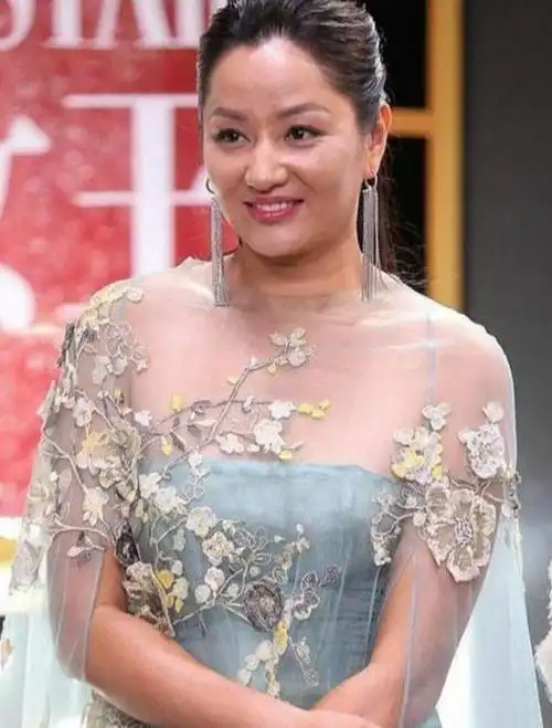 纪实第一名模瞿颖错过初恋后痴情20年却在45岁输得彻彻底底