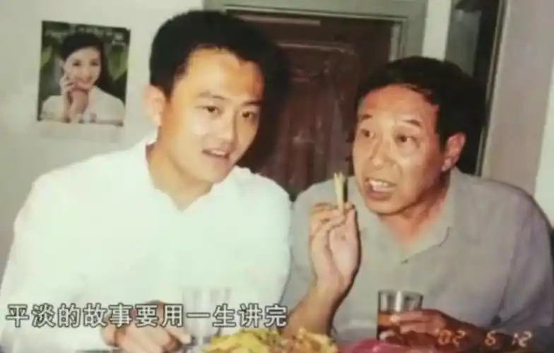 当年在拍摄《我爱我家》这部情景喜剧时,文兴宇在片场抽烟抽得非常凶