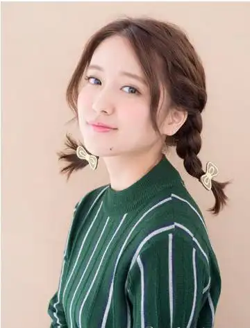 非常可爱的双蝎子辫编发,搭配微卷中分刘海可以修饰出一张精致小脸