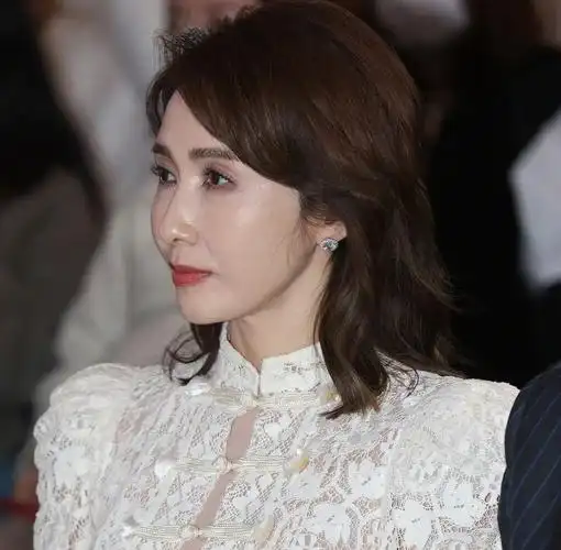 51岁黎姿怼脸拍生图曝光,脸肿表情僵,网友惋惜:为何不优雅老去