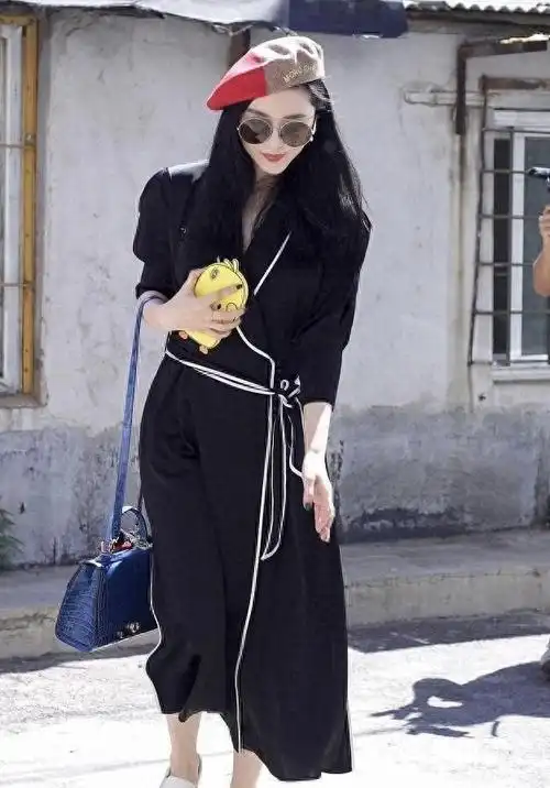 范冰冰真有大牌范穿黑色连衣裙配贝雷帽拿小黄鸭手机壳真可爱